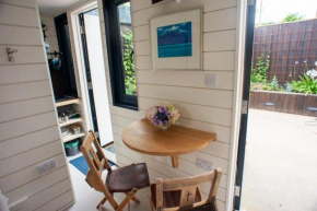 Designer Tiny Home 5min walk to cove